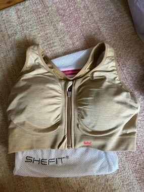 SHEFIT Front-Zip High-Support Sports Bra in Light Beige with Pink Accent 2 luxe